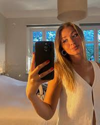 Maja, 24